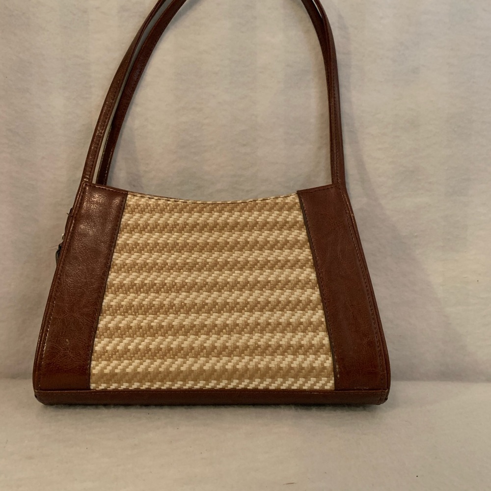 A purse - Picture 2 of 6